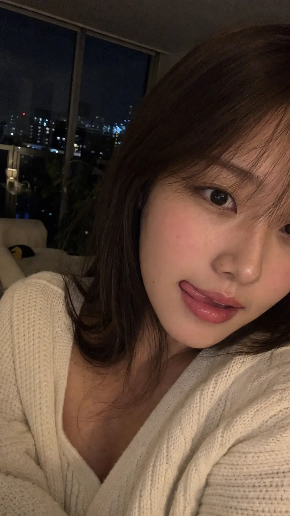自拍肖像 深夜公寓低光特写
