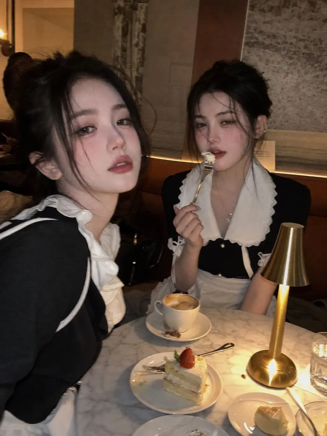 人像主视觉 女仆装餐馆自拍