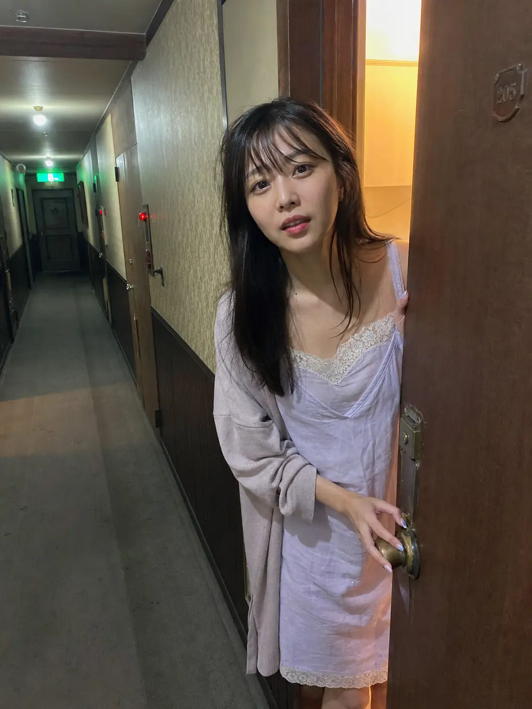 人像摄影 旧酒店探门瞬间