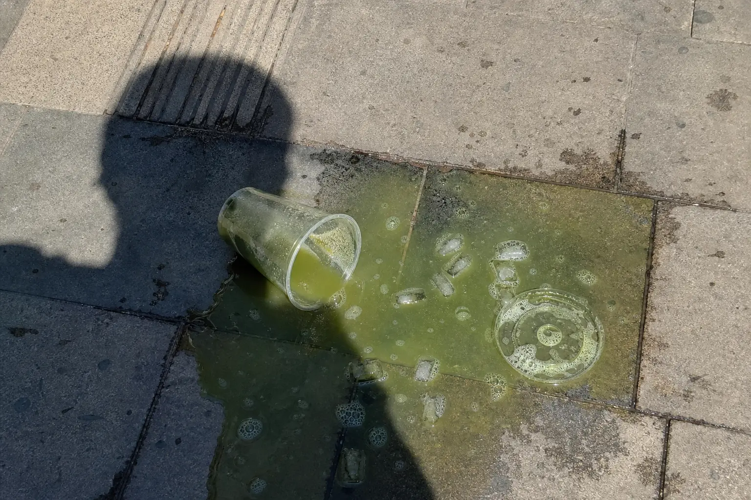 纪实摄影 绿色冰饮洒地