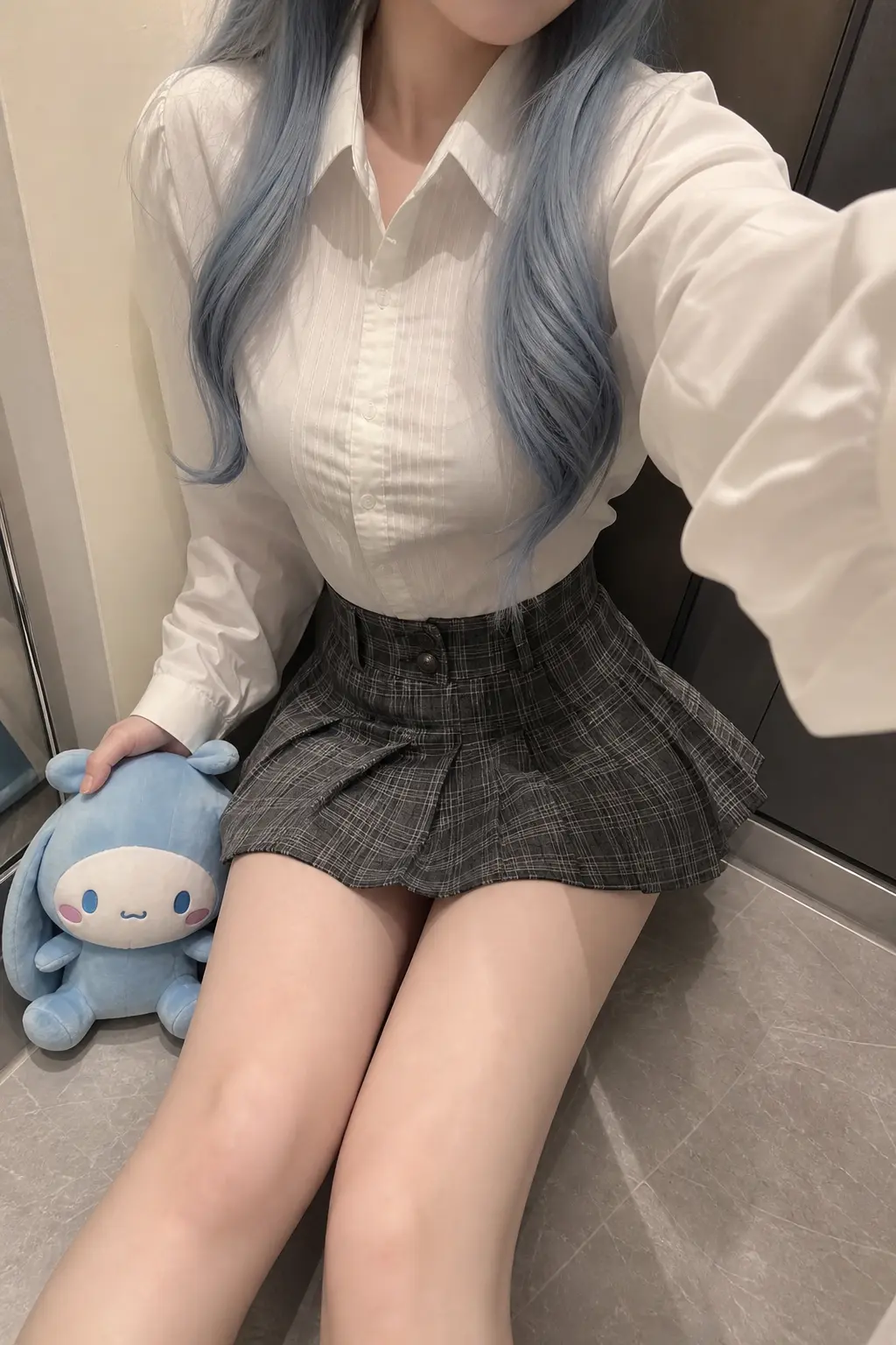 自拍 墙角浅蓝长发坐姿