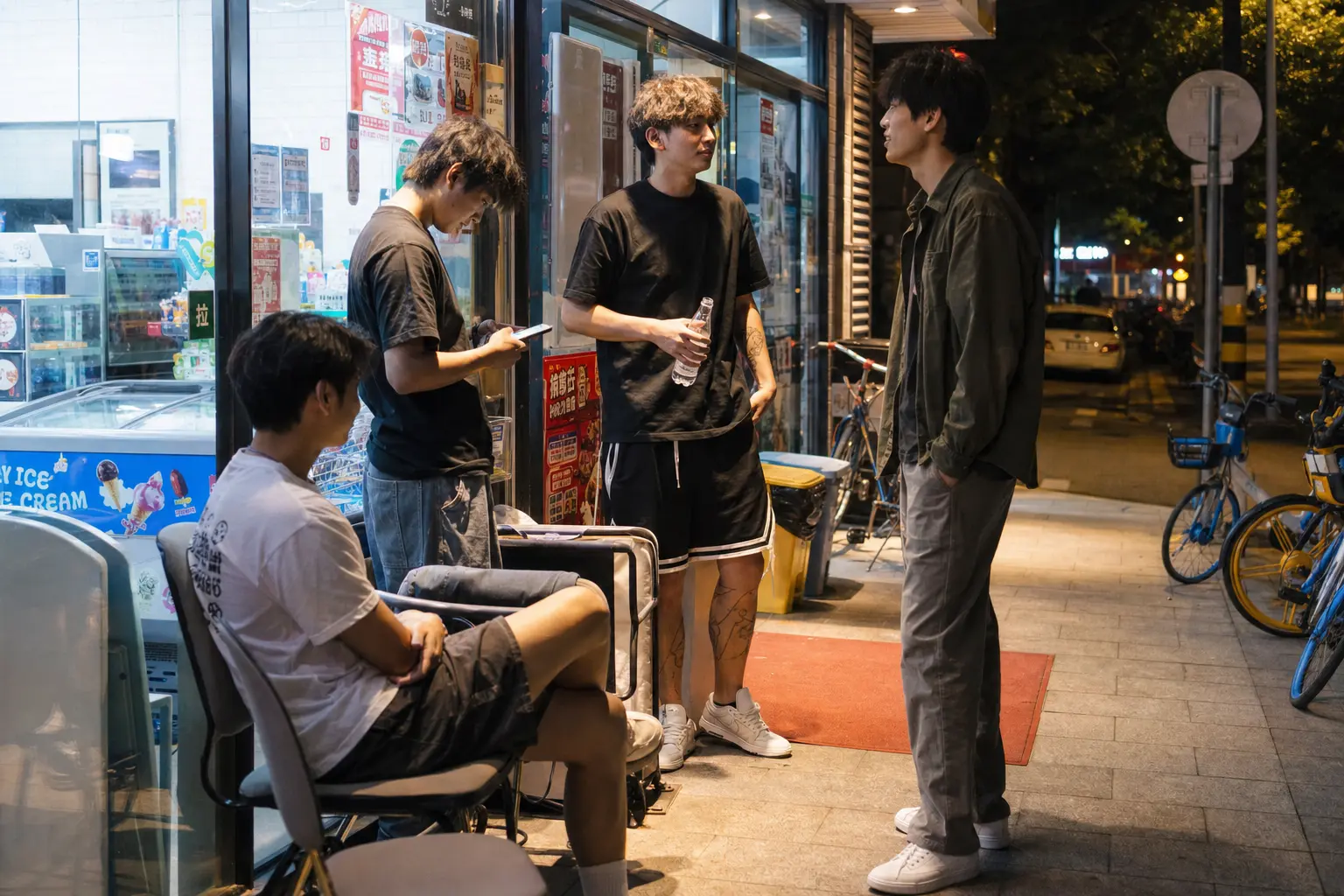 街拍 便利店夏夜聊天